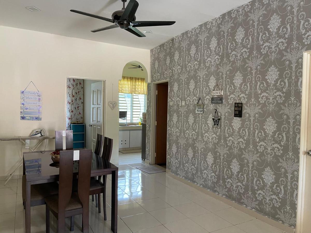 Magnolia 1 Homestay カンポン・クアラ・ベシュット エクステリア 写真